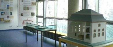 Blick in die Dauerausstellung des Johanna-Stahl-Zentrums, vorne rechts das Modell der Heidingsfelder Synagoge
