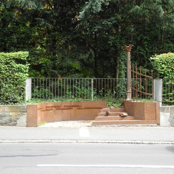 Denkmal zur Erinnerung an die Deportationen aus Mainfranken am Platz'schen Garten, Künstler: Pater Meinrad Duffner